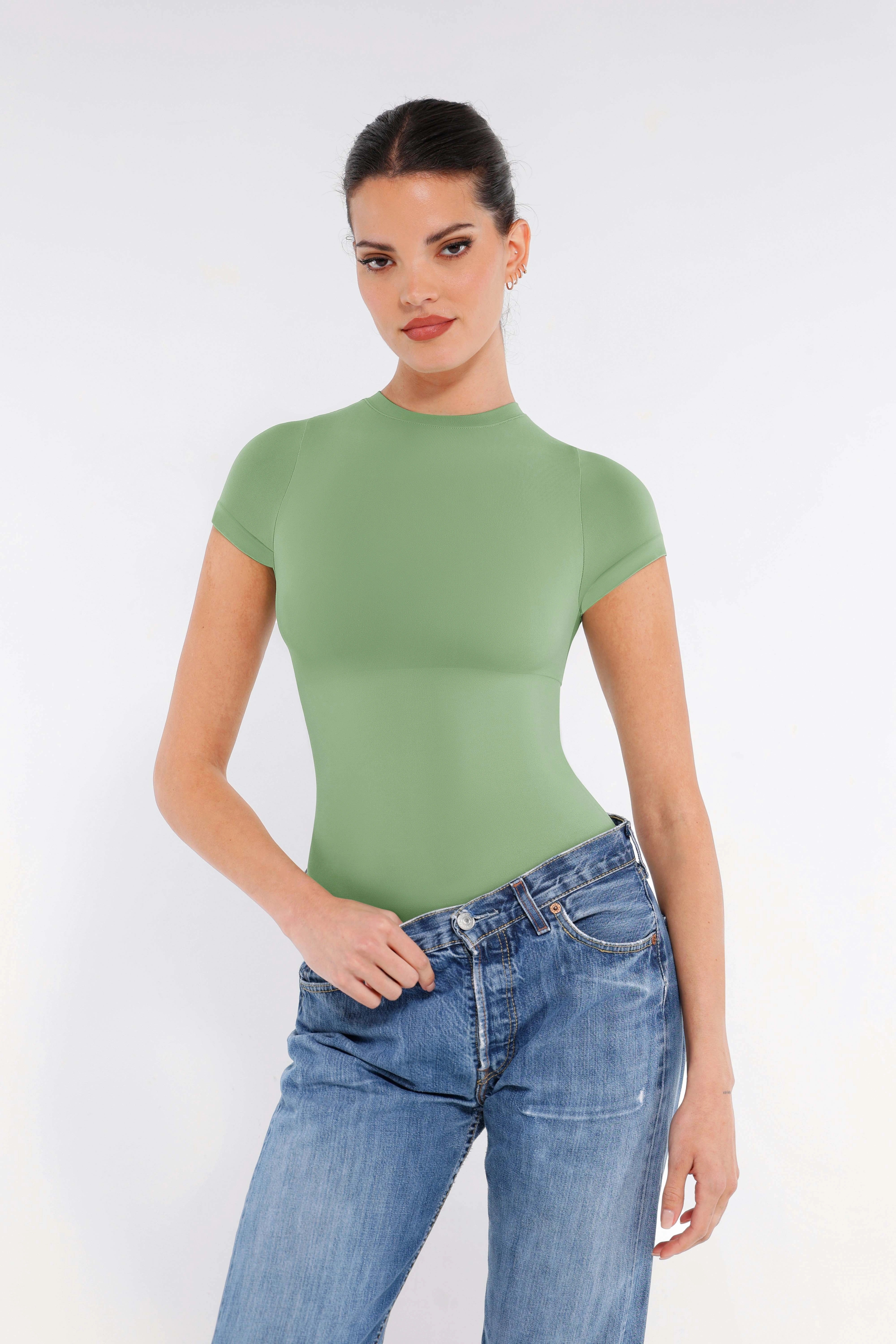 بدلة صيفية بأكمام نصفية